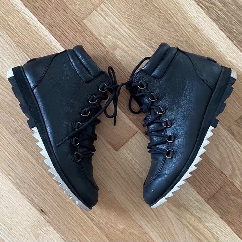 Sorel Harlow Major Black lace up bootie